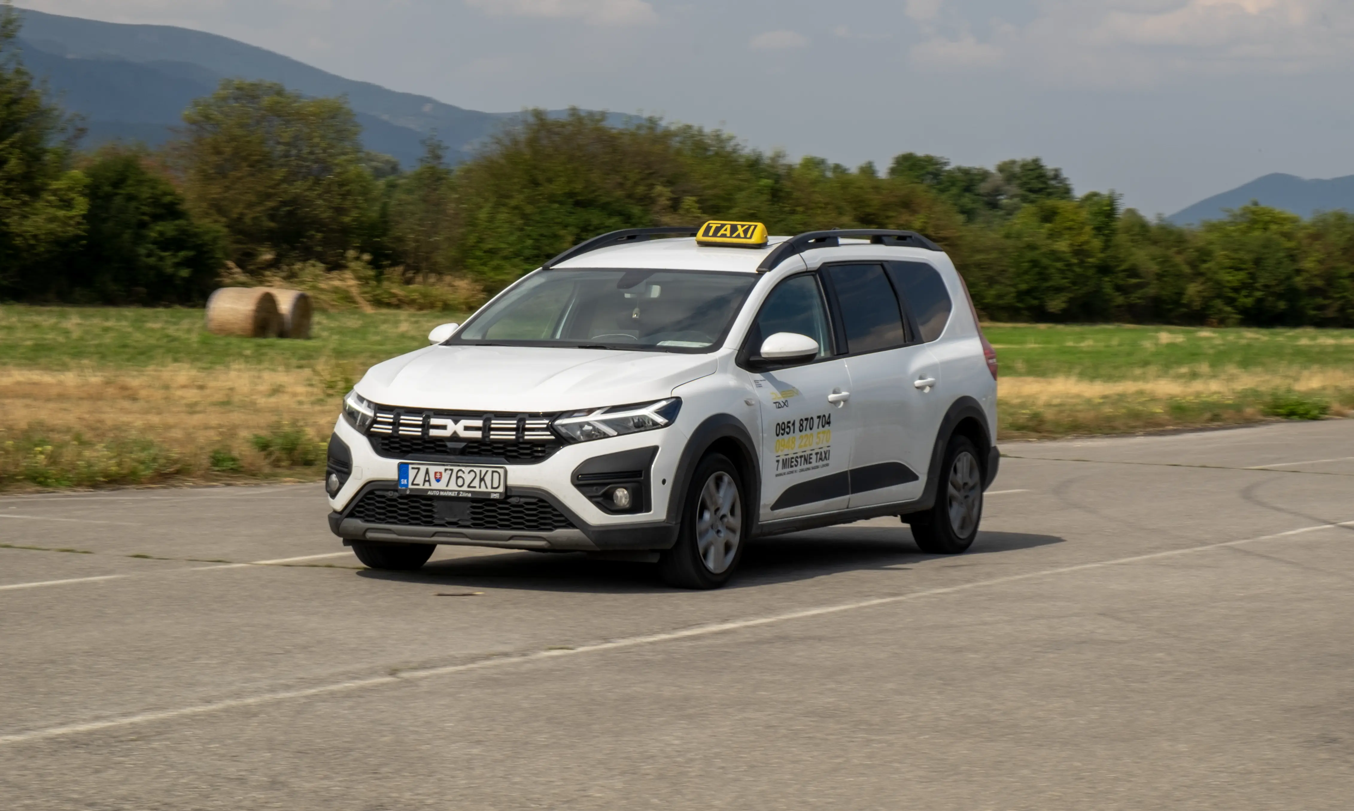 Biele 7-miestne taxi Dacia Jogger s označením Taxi Dubeň