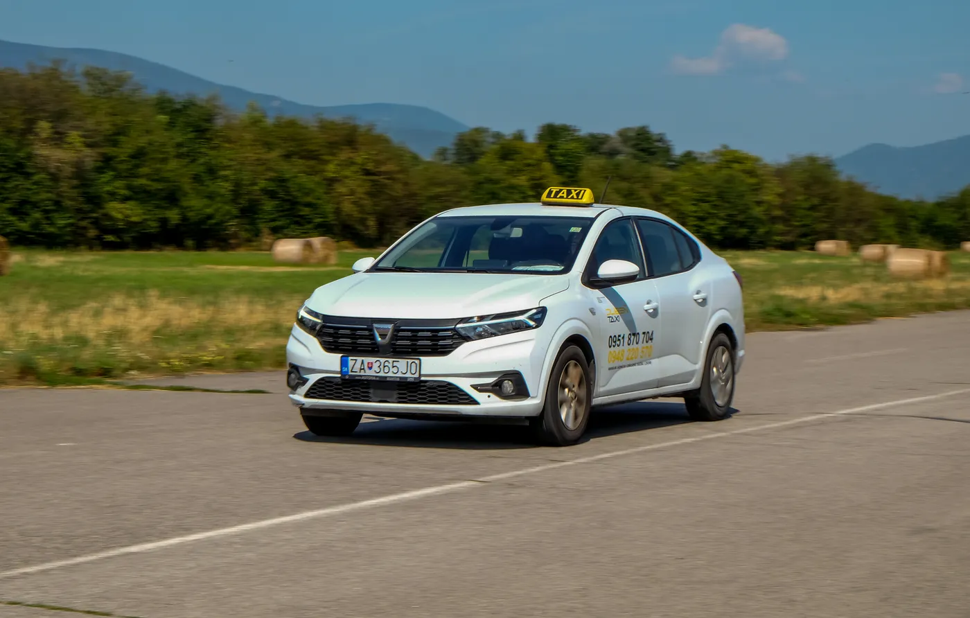 Biele taxi Dacia Logan s označením Taxi Dubeň