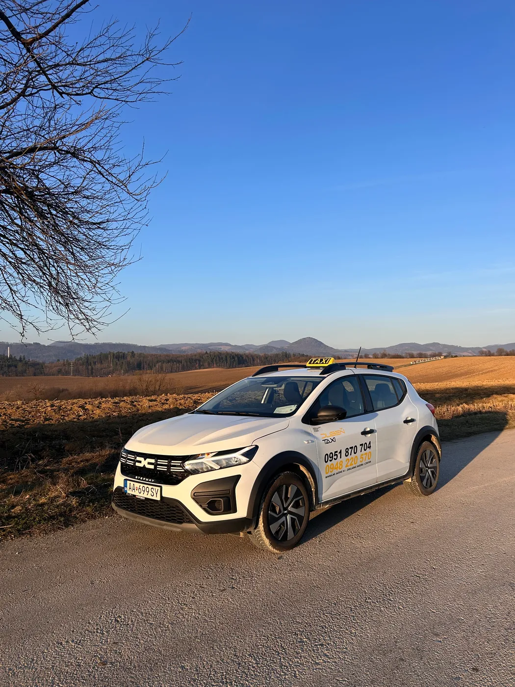 Biele taxi Dacia Sandero Stepway s označením Taxi Dubeň